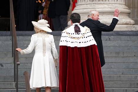 Herttuatar Camillan puvun selkäpuolella oli ristimäinen kuvio.