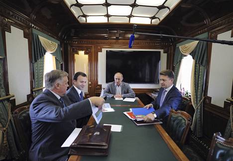 Presidentti Putin tapasi Venäjän rautateiden toimitusjohtajan Vladimir Jakuninin, varapääministeri Arkady Dvorkovitšin  ja liikenneministeri Maxim Sokolovin junassa Moskovassa 2012.