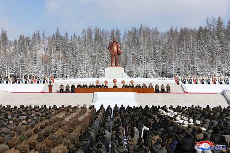 Puheita kuunneltiin Kim Jong-ilin patsaan jalkojen juurella.