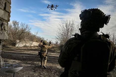 Ukrainalaissotilaat lennättivät dronea Bahmutin lähistöllä.