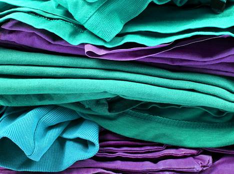Vaikka tekstiilissä olisi reikiä tai pesunkestäviä tahroja, sen voi kierrättää, jos se on kuiva ja hajuton.