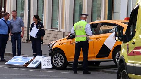 Taksinkuljettaja törmäsi jalkapallofaneihin Moskovassa.