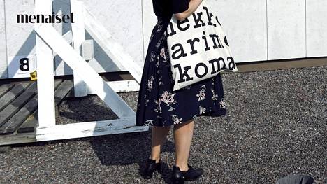 Marimekon logokassista on tullut himoittu hitti. Kuvassa sitä kantaa apulaispormestari Anni Sinnemäki.