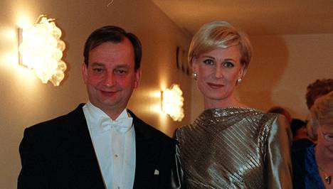 Hjallis ja Leena Harkimo saapuivat yhdessä Linnan juhliin itsenäisyyspäivänä vuonna 1997.