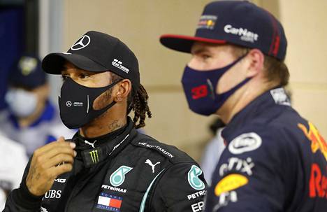 Lewis Hamilton (vas.) ja Max Verstappen kuvattuna Barhrainin GP:ssä viime lokakuussa.