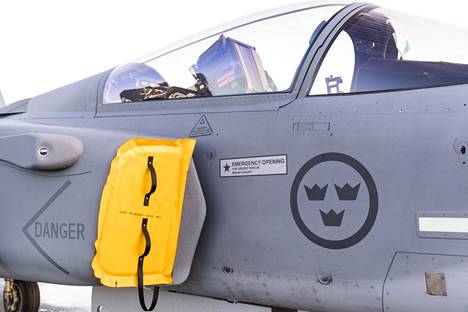 Ruotsin ilmavoimien laivuekäyttöön luovutettava Saab Gripen E parkkeerattuna Linköpingin lentokentällä.
