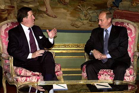 Naton pääsihteeri George Robertson tapasi presidentti Vladimir Putinin lokakuussa 2001 Brysselissä.
