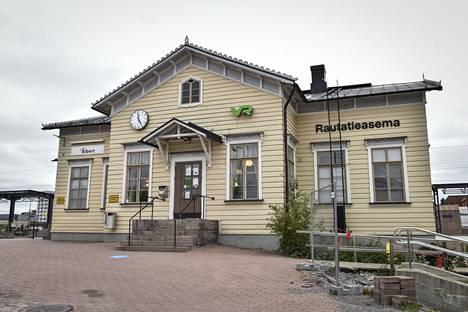 Järvenpää station had already been completed in 1858 as one of the first station buildings on the Helsinki–Hämeenlinna line.  In 1999, the station building was moved approximately 25 meters away from the track line in connection with track construction and improvement works.