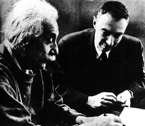 J. Robert Oppenheimer kuvattuna yhdessä Albert Einsteinin kanssa.