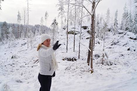 Metsänhakkuun jäljiltä maisema on kuin sotatanner. Katja Häkän käsi osoittaa lähivirkistysalueelle, joka oli merkitty kaavaan rantatonttien suojaksi.