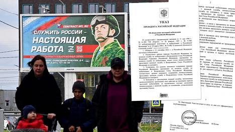 Moskovan katukuvassa näkyy julisteita, joissa mainostetaan sotilaan työn olevan 