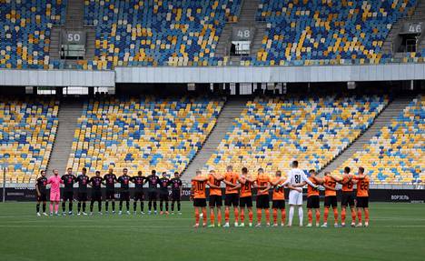 Shahtar Donetskin ja FC Metalistin joukkueet pitivät ennen sarjakauden avausta elokuussa 2022 hiljaisen hetken muistaakseen sodassa menehtyneitä. Ottelu pelattiin Kiovan olympiastadionilla.