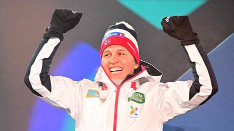 Tiril Udnes Weng tuuletti sprinttiviestin MM-hopeaa. Hän hiihti parisprintissä yhdessä Anne Kjersti Kalvån kanssa.