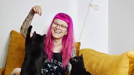Nuorten lisäksi Anni Lötjönen viihtyy myös eläinseurassa. Tavoitteena on vielä joskus perustaa vanhainkoti kaltoinkohdelluille eläimille. 