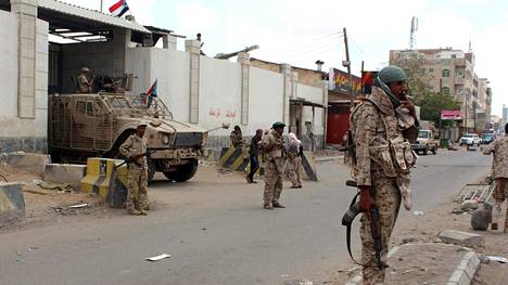 Sotilasjoukkoja 30. maaliskuuta Adenissa.
