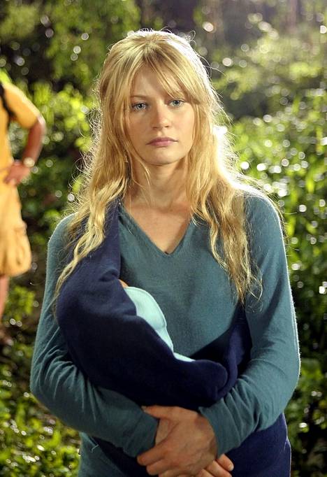 Claire oli yksi sarjan päähahmoista ensimmäisellä neljällä kaudella, kunnes hän katosi salaperäisesti. Hahmo palasi sarjaan viimeisellä kuudennella kaudella.