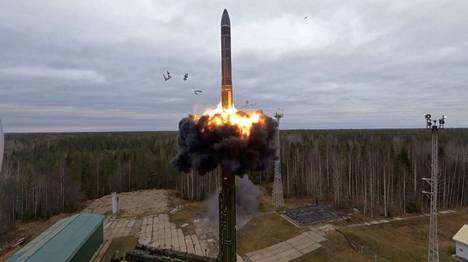 Venäjän asevoimien uutiskanava Zvezda julkaisi keskiviikkona videon, jonka kerrottiin esittävän strategisen, ydinkärkiä kantavan RS-24 Jars -ohjuksen laukaisua Plesetskin avaruuskeskuksesta.