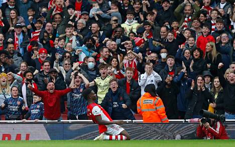 Arsenalin kannattajat rakastavat Bukayo Sakaa. Lauantaina hän teki ottelun avausmaalin Manchester Cityä vastaan. Vierasjoukkue City tuli kuitenkin rinnalle ja lisäajalla ohi vieden pisteet Emiratesilta.