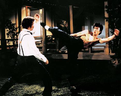 Bruce Lee loi uraa Yhdysvalloissa, mutta muutti takaisin Honkongiin, koska koki, ettei päässyt tekemään haluamiaan rooleja. Kuolemansa jälkeen vuonna 1973 hän kohosi legendaksi paitsi kotimaassaan myös ympäri maailmaa.