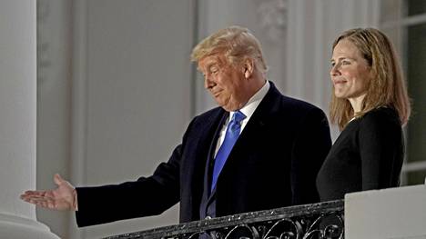 Donald Trump ja Amy Coney Barrett Valkoisella talolla maanantaina.