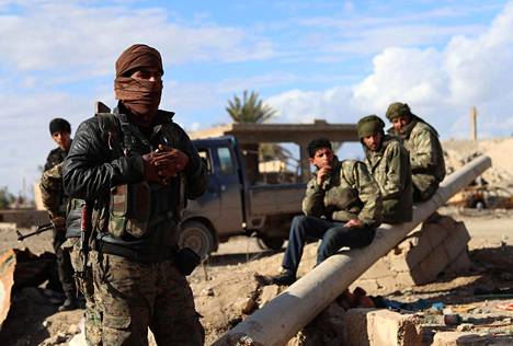SDF:n joukkoja Baghouzin kylän edustalla 2. helmikuuta. Joukot aloittivat viime viikonloppuna hyökkäyksen Isisin alueen saamiseksi haltuun.