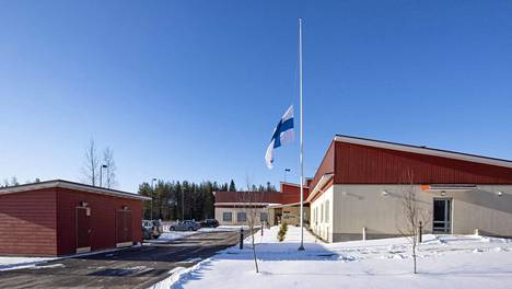 Lippu puolitangossa Kallionsydän-hoivakodissa Kiuruvedellä 5. huhtikuuta 2020.