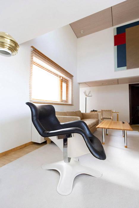Talosta löytyy paljon suomalaista designia, kuten tämä Yrjö Kukkapuron Karuselli-tuoli.