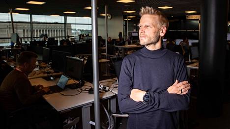 Vuoden digipomo Timo Rinne taustallaan Ilta-Sanomien uutisdeski. Suurin osa uutisista tehdään nykyään digitaalisiin kanaviin, ja sen mahdollistaminen on Rinteen työtehtävien ydin. 