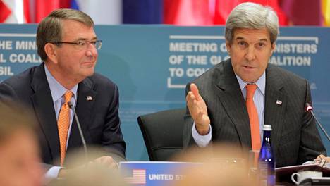 Yhdysvaltain puolustusministeri Ashton Carter sekä ulkoministeri John Kerry.