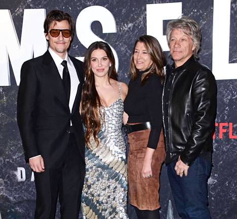 Jon Bon Jovi ja Dorothea Hurley poseerasivat yhdessä poikansa Jake Bongiovin ja tämän morsiamen Millie Bobby Brownin kanssa maaliskuussa New Yorkissa, kun Brownin tähdittämä Netflix-elokuva Damsel sai ensi-iltansa.