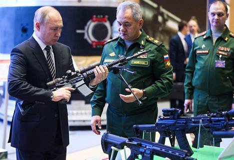 Venäjän presidentti Vladimir Putin ja Venäjän puolustusministeri Sergei Shoigu tutustuivat Venäjän asevoimien tekniikkaa esittelevään näyttelyyn tiistaina Moskovassa.