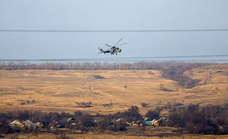 Venäläishelikopteri lennolla Luhanskissa Venäjän miehittämällä alueella.