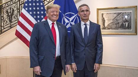 Presidentti Donald Trump ja Naton pääsihteeri Jens Stoltenberg kohtasivat liittokunnan huippukokouksessa Brysselissä heinäkuussa 2018. Stoltenbergia pidetään erinomaisena ”Trump-kuiskaajana”, mutta hänen virkakautensa on päättymässä.