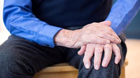Tyypillinen ensimerkki Parkinsonin taudista on toisessa kädessä alkava vapina, joka näkyy istuessa tai kävellessä.
