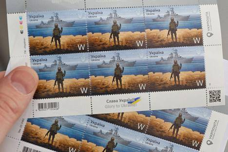 Moskva on ikuistettu myös postimerkkiin, joka julkaistiin Ukrainassa hiljattain. Laiva oli sama, jolle ukrainalaiset rajavartijat haistattelivat maalle kuuluvalla Käärmesaarella Venäjän hyökkäyksen alkuvaiheessa.