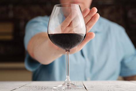 Vain yksi päivittäinen annos viiniä nostaa syöpäriskiä – tiesitkö, että syövän kannalta turvallista alkoholimäärää ei edes ole?