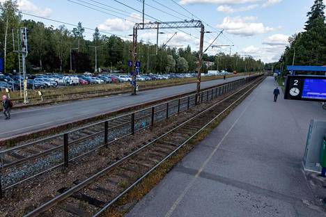 Liityntäpysäköinti jakaa matkalaisia Espoossa: Juna-asemien parkkipaikat  ruuhkautuvat, metrojen liityntäasemilla tyhjempää ja syykin on selvä -  HS-Espoo - Ilta-Sanomat