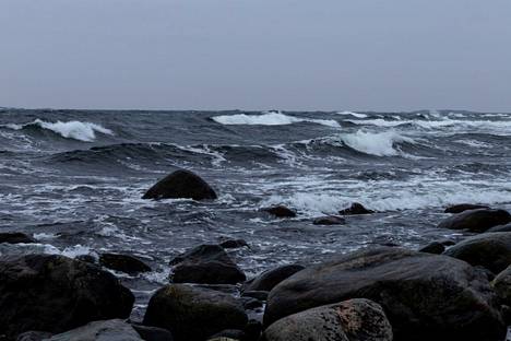 Merialueilla tuuli ja aallokon korkeus voivat kasvaa vaarallisen voimakkaiksi. Kuva on Utöstä.