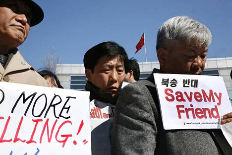 Pohjois-Koreasta loikannut Park Sang-hak (keskellä) oli vuonna 2012 mukana mielenosoituksessa, joka vastusti Kiinan käytäntöä palauttaa kiinnisaamansa loikkarit Pohjois-Koreaan. Parkilla oli mukanaan turvamiehet, sillä hänen salamurhaamistaan oli valmisteltu vuonna 2011..