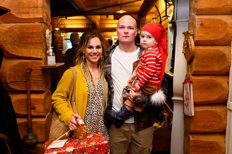 Eva Wahlström ja Niklas Räsänen sekä heidän poikansa Elia osallistuivat Aira Samulinin joulujuhlaan Hyrsylän mutkassa.