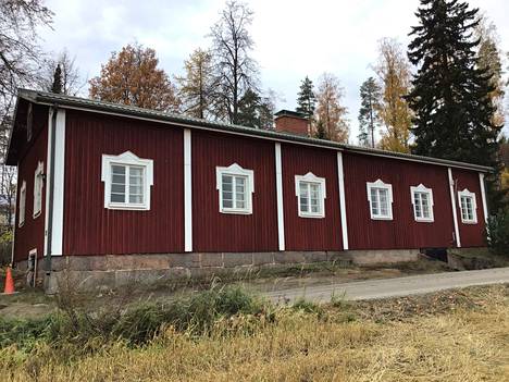Kahdeksanhenkinen uusperhe viihtyy Järvenpään tilalla loistavasti. Tilaa riittää, sillä asuinrakennuksia on kaksi.