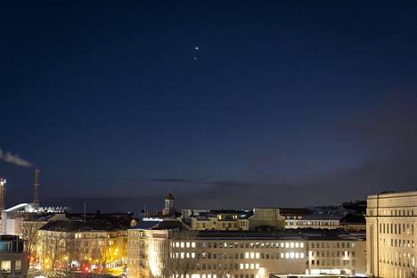 Planeetat Venus ja Jupiter Helsingin taivaan yllä. 
