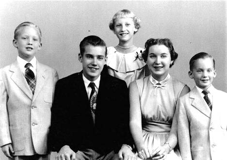 Donald Trump (vas,) veljiensä Fred Jr:n ja Robertin ja sisarustensa Elizabethin ja Maryannen kanssa.