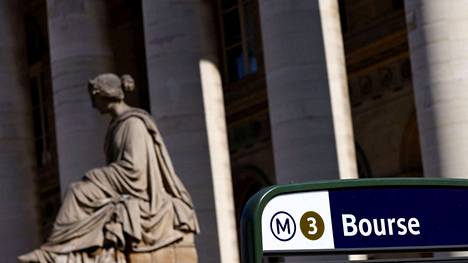 Pörssin metroasemalle johtava kyltti Pariisissa. Taustan Brogniardin palatsissa sijaitsi aiemmin Pariisin pörssi.