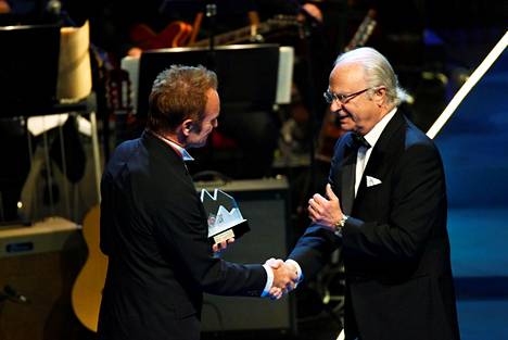 Vuonna 2017 Ruotsin kuningas Kaarle XVI Kustaa ojensi Stingille Ruotsin kuninkaallisen musiikkiakatemian myöntämän Polar-palkinnon kunnianosoituksena tämän musiikillisista saavutuksista.