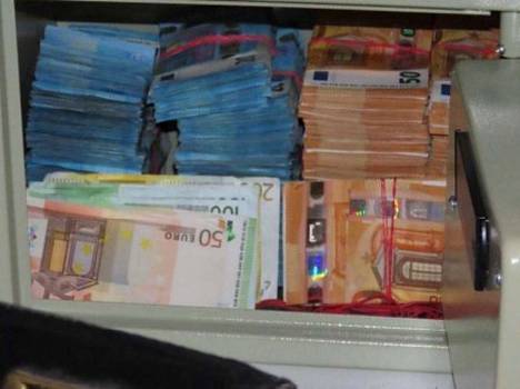  Kassakaapista löytyi kotietsinnän yhteydessä 132 400 euroa käteistä rahaa.