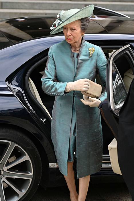 Prinsessa Anne oli valinnut ylleen sinivihreän kiiltävän puvun.