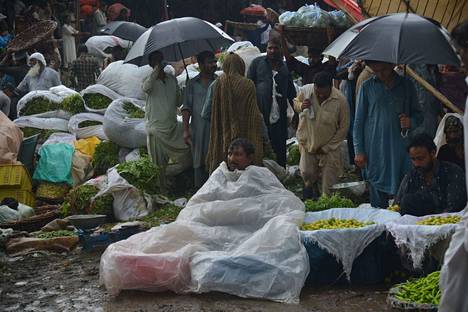 Badami baghin vihannesmarkkinoilla satoi sunnuntain aikana rankasti. Lahoren sunnuntainen sademäärä rikkoi 20 vuoden takaisen ennätyksen.