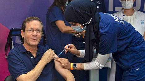 Israelin presidentti Isaac Herzog sai viime perjantaina jo kolmannen annoksen koronavirusrokotetta.