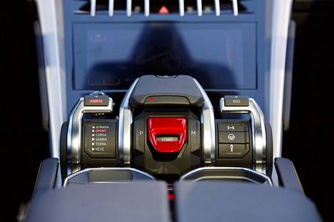 Keskikonsolista löytyvät auton ohjelman valintaan ja nelivedon ohjaamiseen tarkoitetut kytkimet, kuten punaisen suojalevyn takana oleva starttinappula sekä vaihteiston valintoja. Automaatin D-vaihde pistetään päälle napauttamalla ratin takana olevaa vaihteenvaihtosiivekettä.